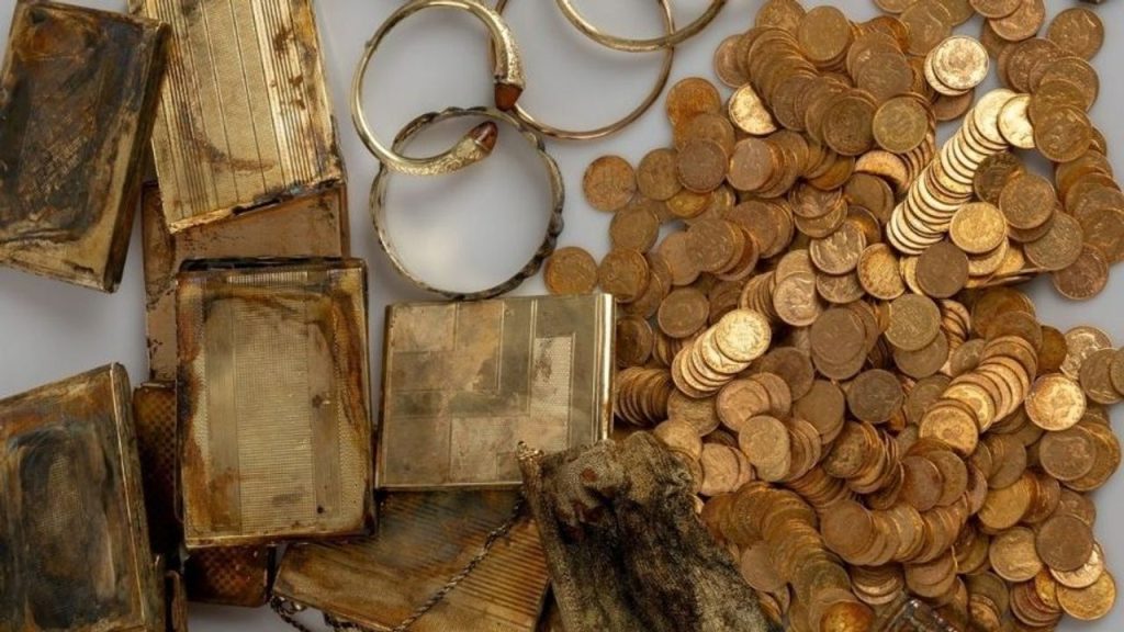 Exkurzanti sa vybrali do hôr a našli dve plechovky z roku 1800: poklad v hodnote viac ako 300 000 eur