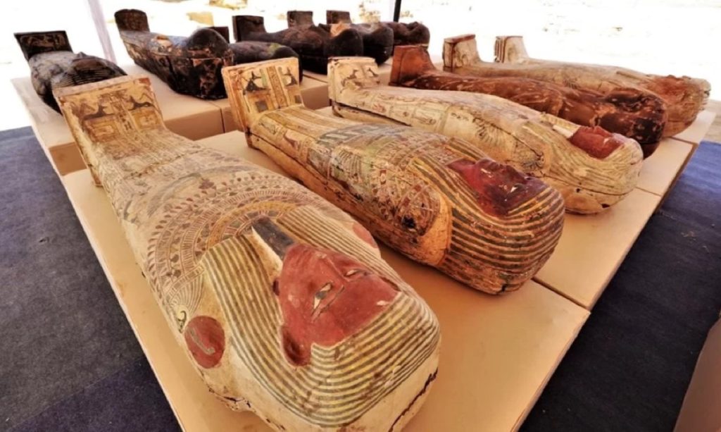 Archeológovia objavili desivú knihu, ktorá bola pochovaná v Egypte po tisíce rokov: „Strážili ju sošky Anubisa“