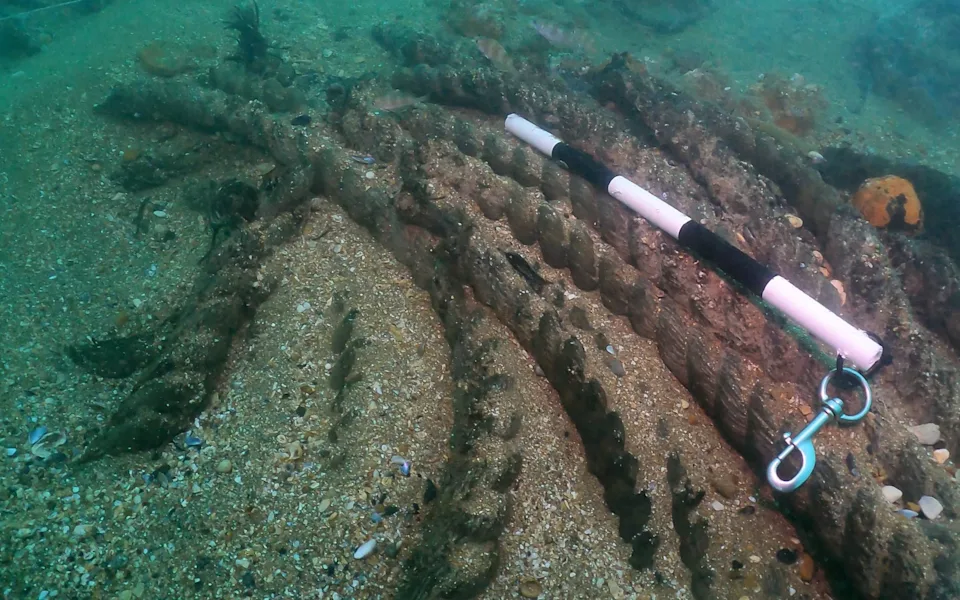 Archeológia v závode s časom: vedci sa snažia odhaliť tajomstvá potopeného lode zo 17. storočia, skôr ako zmizne pod pieskom