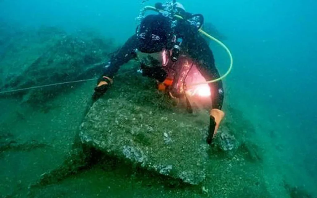 Archeológia v závode s časom: vedci sa snažia odhaliť tajomstvá potopeného lode zo 17. storočia, skôr ako zmizne pod pieskom