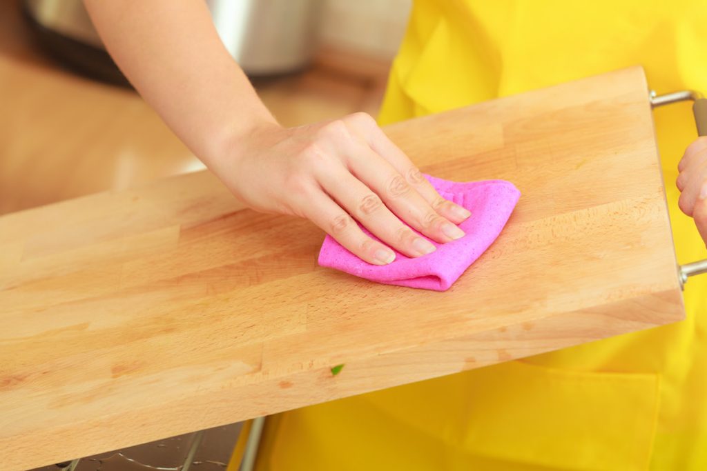 Ako umývať dosku na krájanie? Chyba v hygiene, ktorá ohrozuje vašu rodinu, aj keď o tom neviete (a jednoduchý spôsob, ako sa jej vyhnúť)