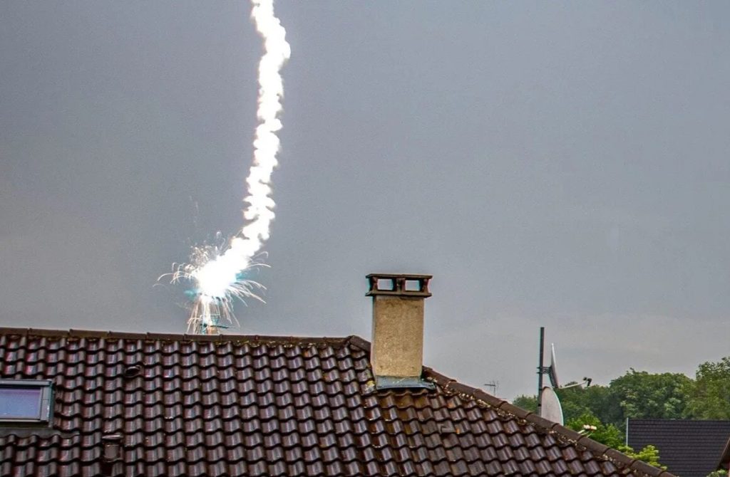 Čo robiť s televízorom počas búrky? Vypnúť napájanie nestačí