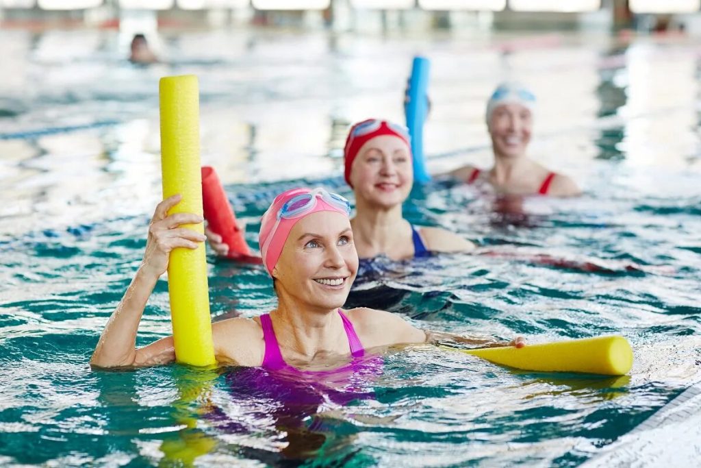 Ani plávanie, ani zumba: najlepšie vodné cvičenia pre ľudí nad 70 rokov na posilnenie kĺbov