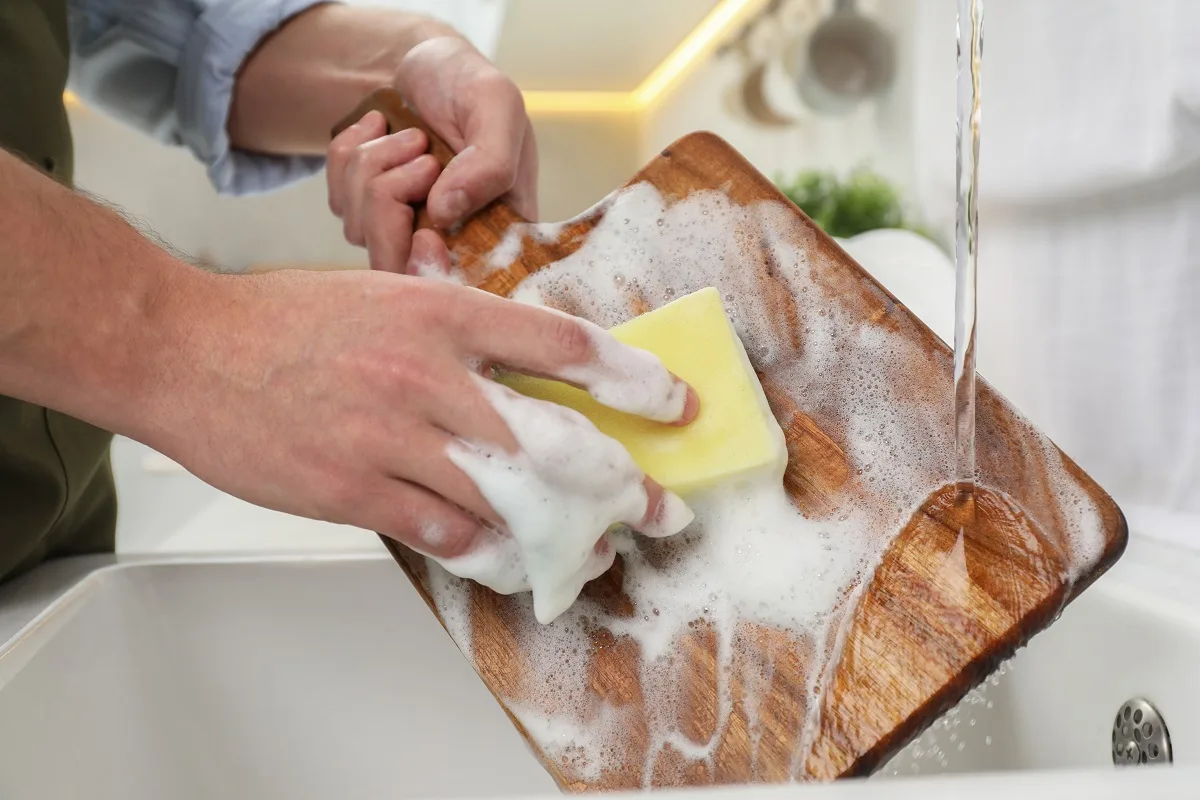Ako umývať dosku na krájanie? Chyba v hygiene, ktorá ohrozuje vašu rodinu, aj keď o tom neviete (a jednoduchý spôsob, ako sa jej vyhnúť)