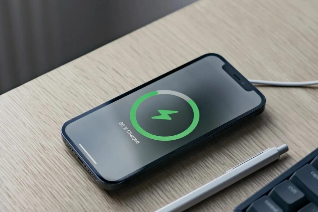 Prečo sa váš mobilný telefón nabíja dlhšie po dosiahnutí 80 %