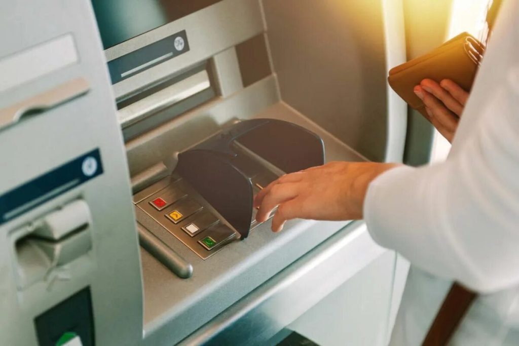Bankomaty: čo nesmiete zabudnúť pri výbere hotovosti, aby ste sa vyhli podvodom