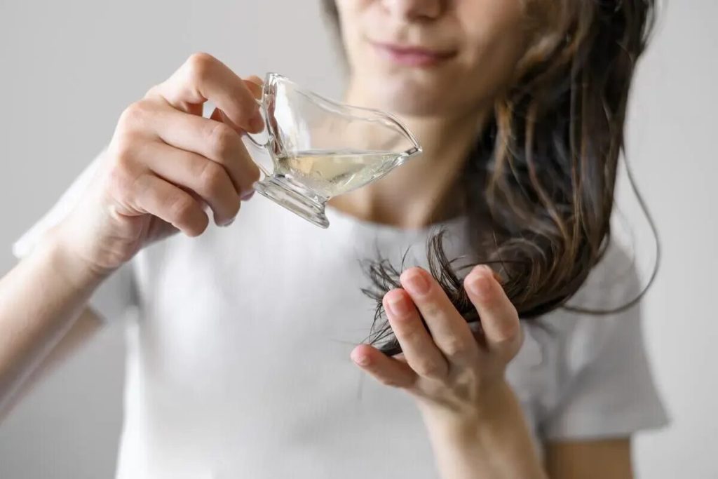 Ako jablčný ocot pomáha prirodzene bojovať proti šedivým vlasom v lete