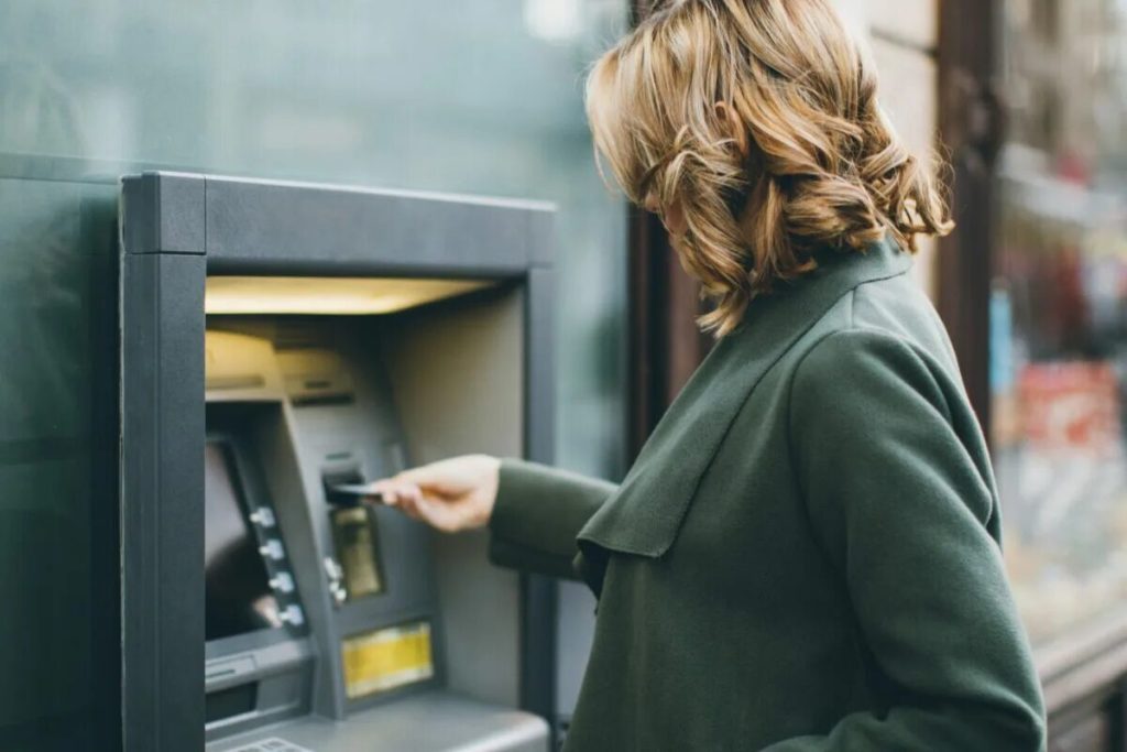 Bankomat nevydal hotovosť, ale zablokoval prostriedky? Urobte jedno bezodkladne
