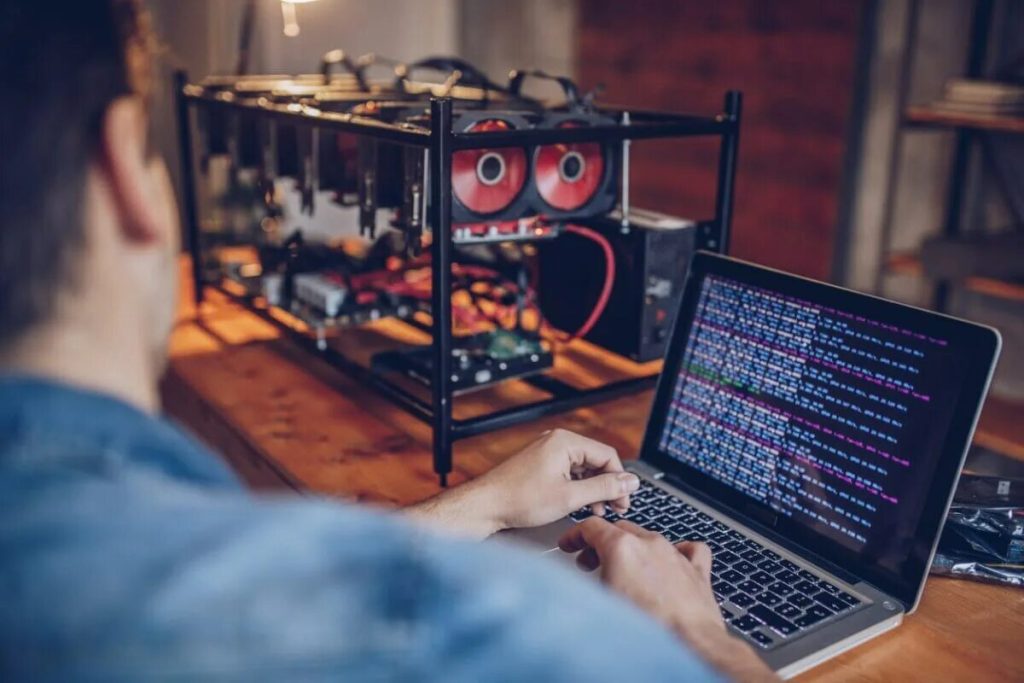 Za tri týždne minuli na Airbnb 1300 eur za elektrinu a majiteľ zistil, že niekoľko dní ťažili kryptomenu