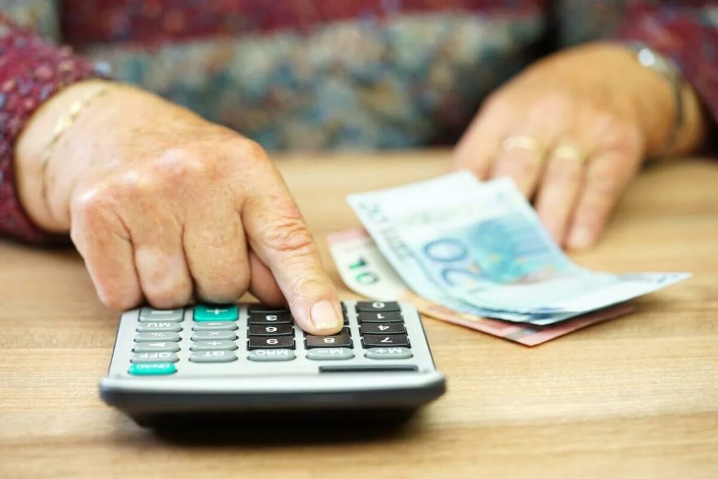 Dôchodok nie je vyplácaný mesačne, ale štvrťročne. Ministerstvo pripravuje zmeny vo výplatách