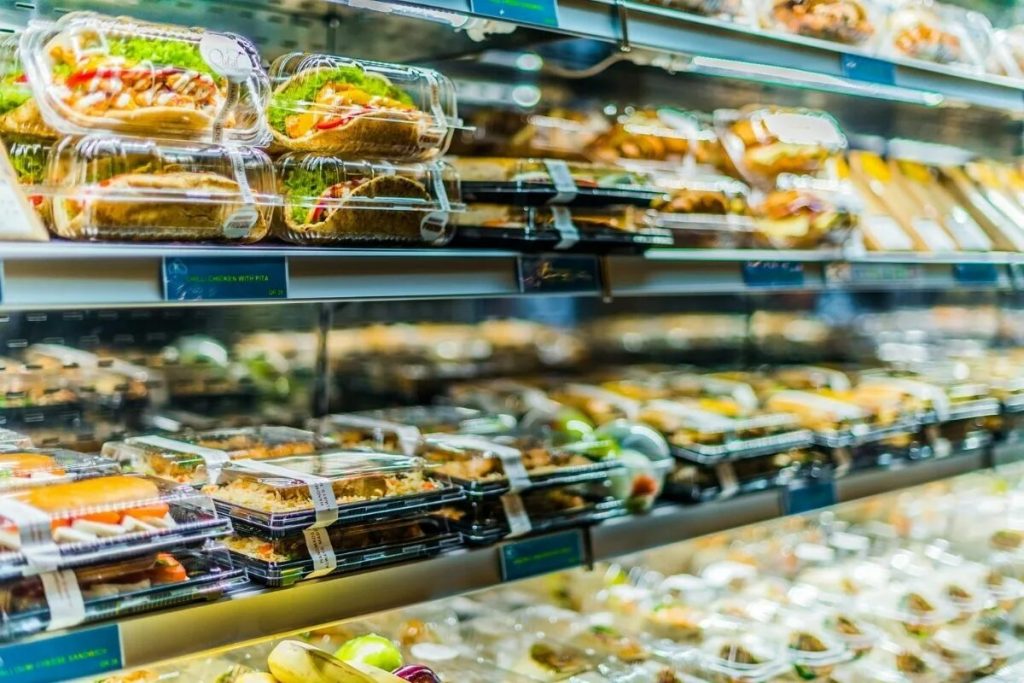 V roku 2026 sa nákupy ešte viac zmenia. Z regálov zmiznú produkty