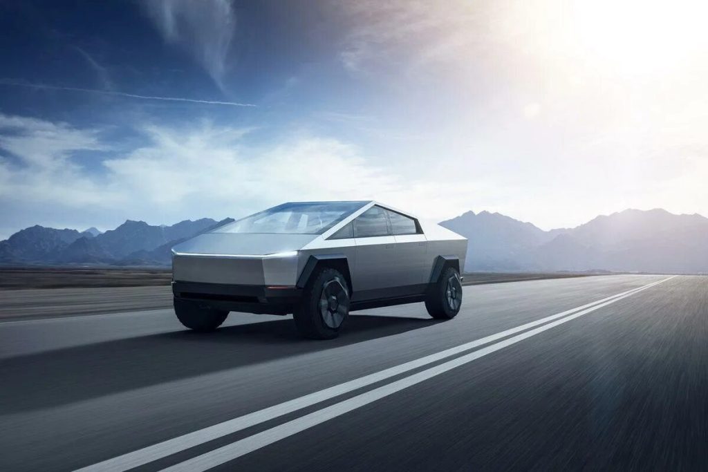Nechal svoj Tesla Cybertruck pripojený k nabíjačke a odišiel na dovolenku: keď sa o dva týždne vrátil, auto sa nenaštartovalo.
