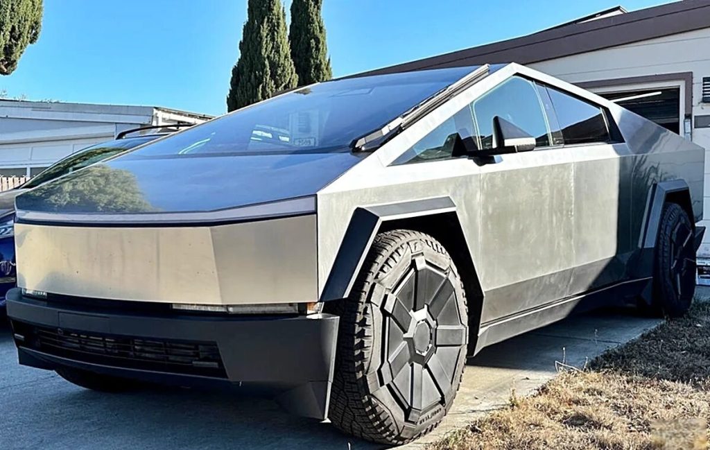 Nechal svoj Tesla Cybertruck pripojený k nabíjačke a odišiel na dovolenku: keď sa o dva týždne vrátil, auto sa nenaštartovalo.