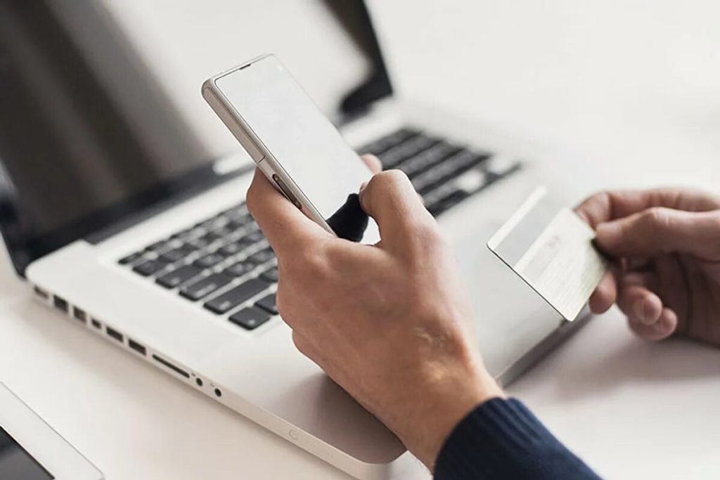 Zadržali 16 členov zločineckej skupiny, ktorá podvodom vylákala viac ako 250 000 eur, vydávajúc sa za banky prostredníctvom SMS správ