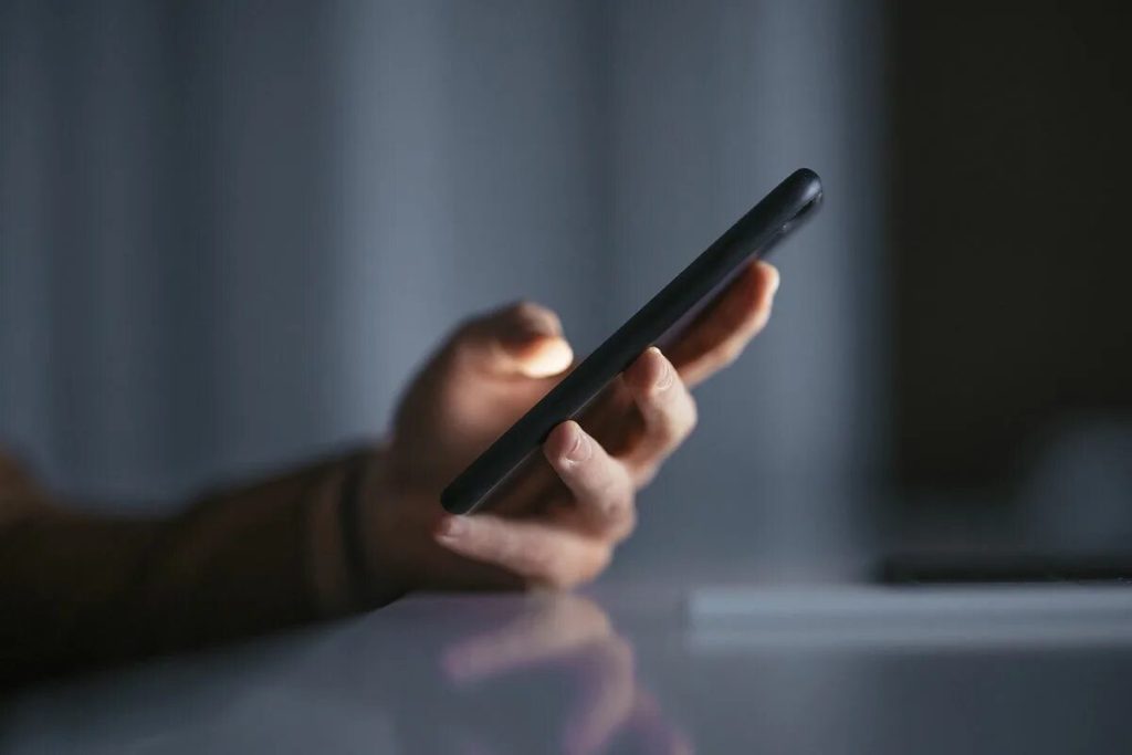Ľudia, ktorí používajú na písanie textov na mobilnom telefóne len jeden prst, majú nasledujúce vlastnosti