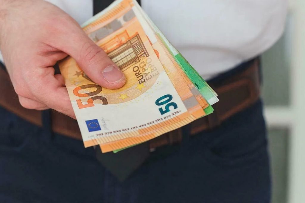Prevody medzi priateľmi a príbuznými budú zrušené: toto je nový trest za prevody peňazí