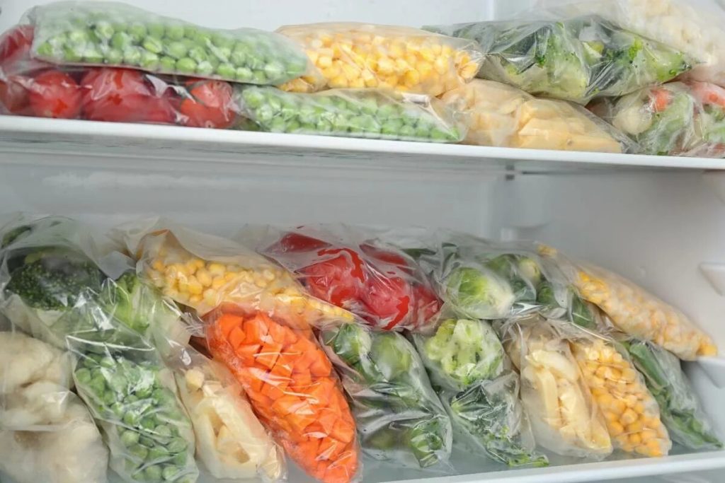 Jednoduchý trik, na ktorý všetci v lete zabúdajú, aby sa vyhnuli tvorbe ľadu v mrazničke