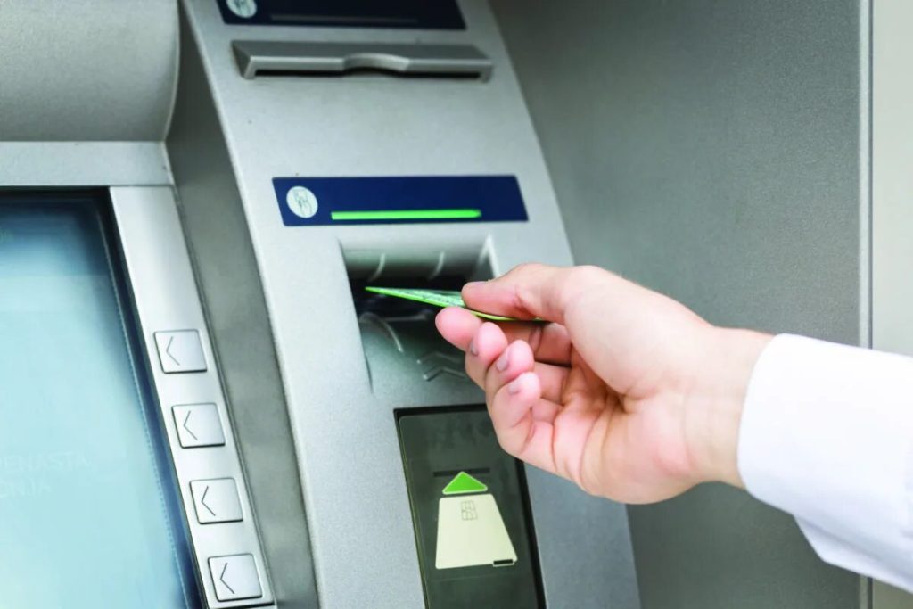 Veľké zmeny v bankomatoch. Prestanú prijímať karty. Ako teraz vyberať hotovosť?
