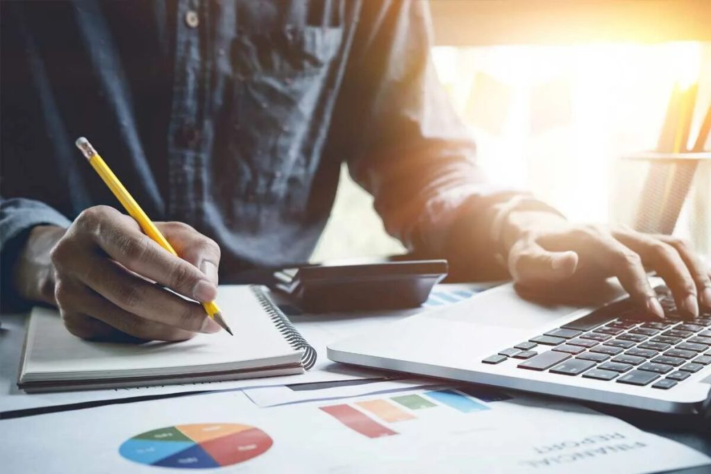 Ak odkladáte menej ako 10 % svojho čistého ročného príjmu, považuje sa to za finančnú zraniteľnosť, pretože to znamená, že žijete na hrane