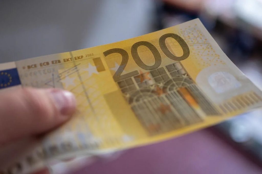 Kúpil starý nábytok za 200 eur a v zásuvkách objavil 200 000 eur v podobe talianskych štátnych dlhopisov
