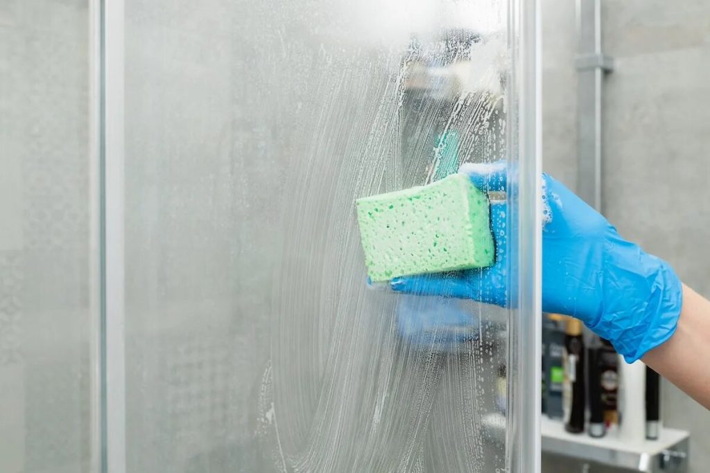 Správny spôsob čistenia skla v sprchovom kúte. Tajomstvo odstraňovania vodného kameňa od chemika