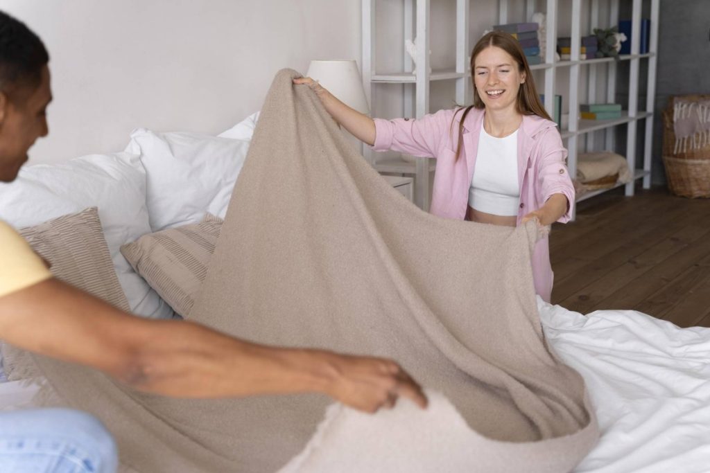 Nie je potrebné meniť posteľnú bielizeň každé dva týždne alebo raz za mesiac: odborníci prezrádzajú, kedy je to potrebné