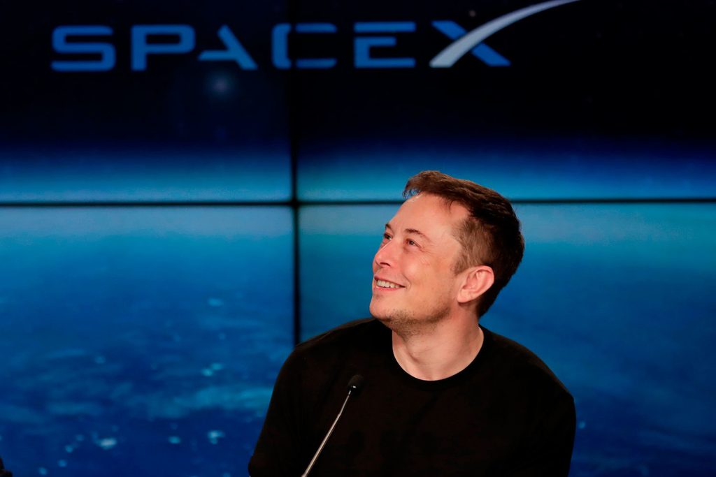 Musk opäť prekvapuje. SpaceX s miliardami od štátu a… bez daní