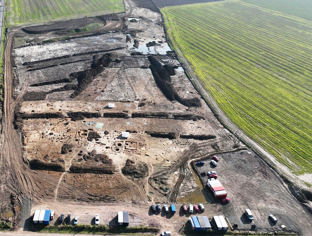 Archeológovia sú ohromení objavom opusteného osídlenia s nepredstaviteľným pokladom: stovky nedotknutých šperkov a zlatých mincí