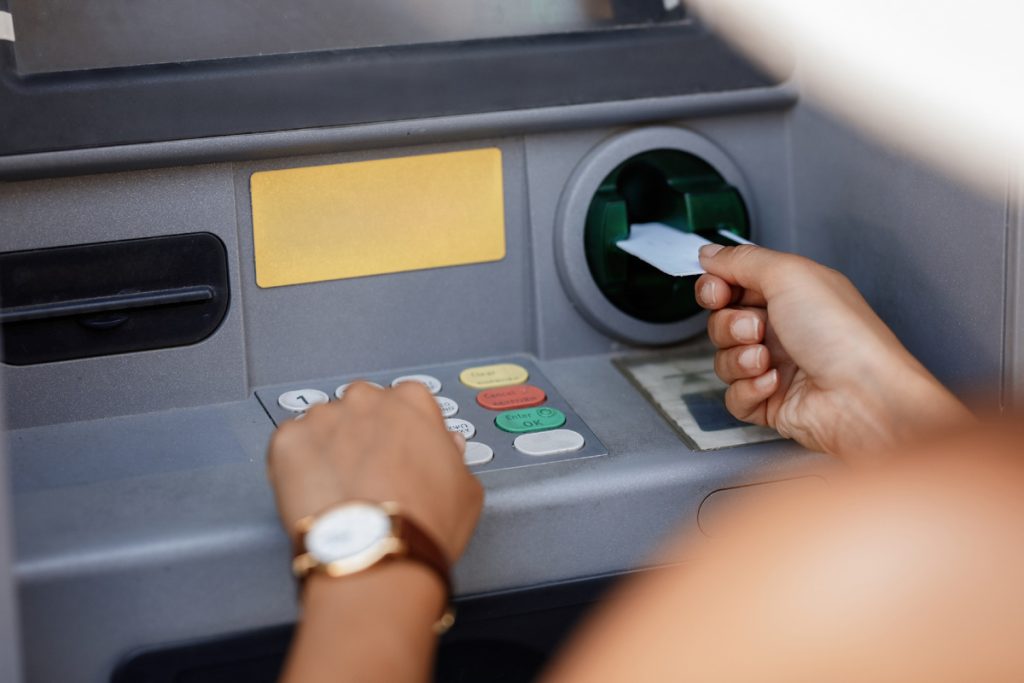 Bankomat nevydal hotovosť, ale zablokoval prostriedky? Urobte jedno bezodkladne
