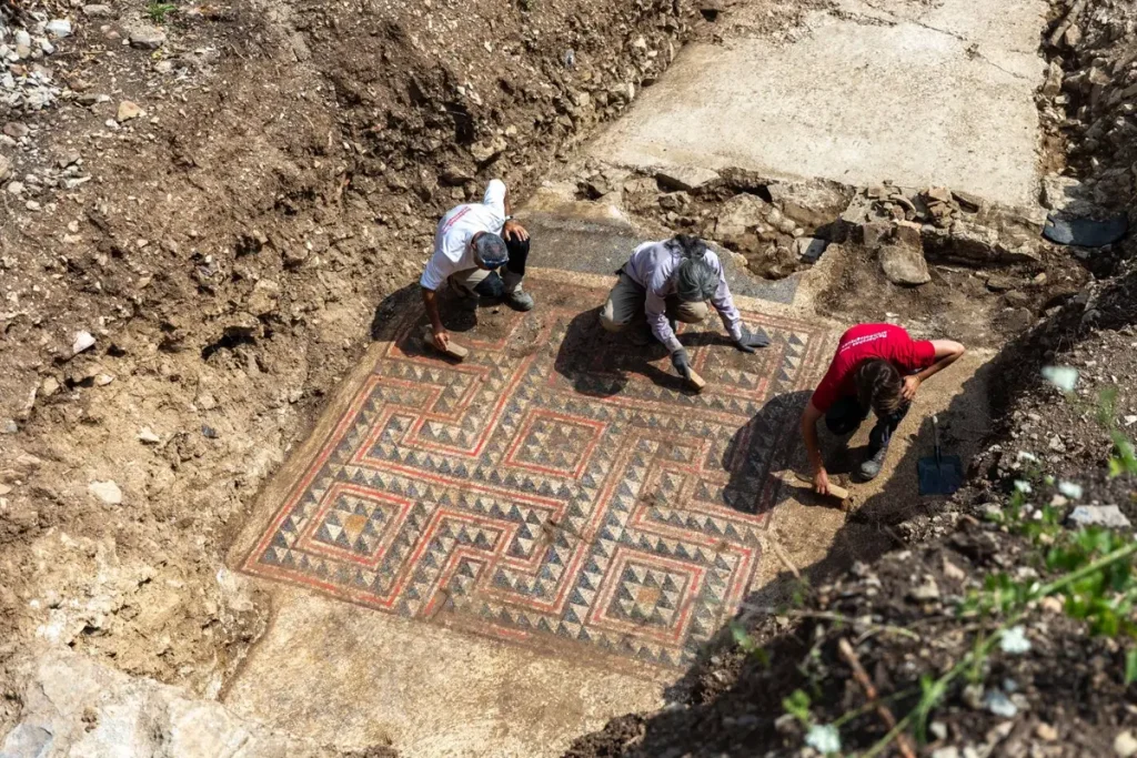 Archeológovia neveria vlastným očiam: vo Francúzsku našli nepoškodenú rímsku mozaiku, „hodnú múzea“