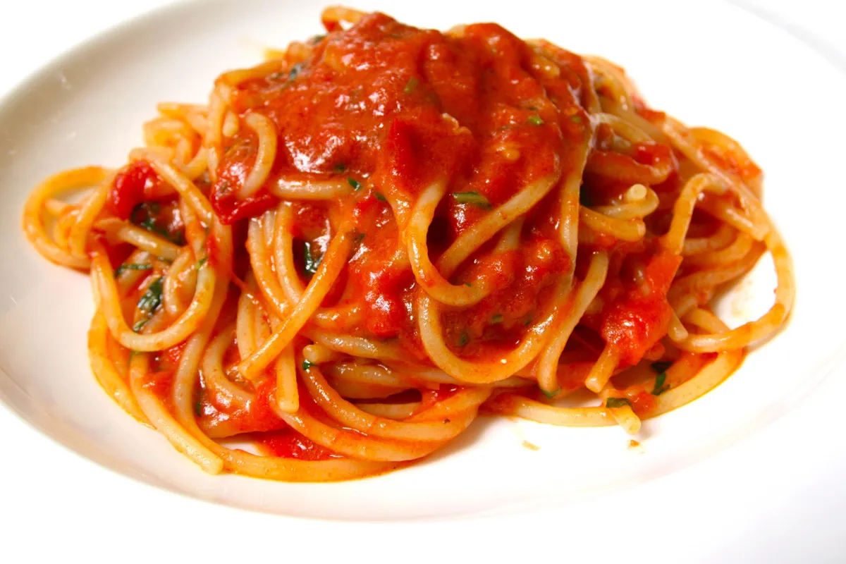 Na konci varenia pridám lyžicu paradajkovej omáčky. Zvýrazní chuť a dodá jedlu zamatovú konzistenciu.