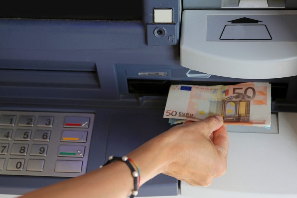 Veľké zmeny v bankomatoch. Prestanú prijímať karty. Ako teraz vyberať hotovosť?