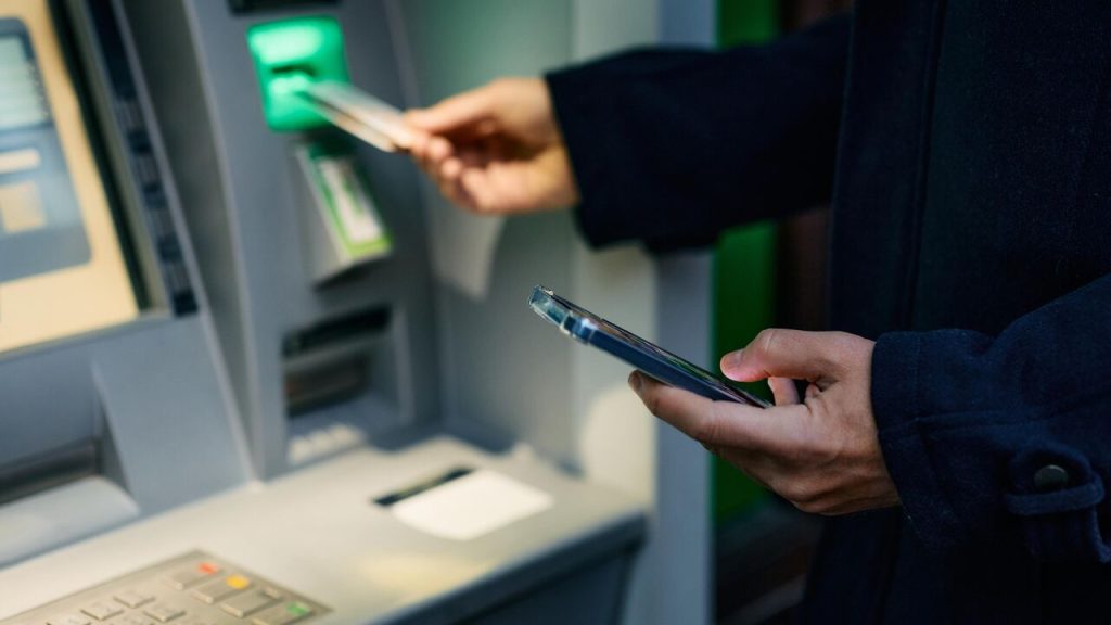 Bankomat nevydal hotovosť, ale peniaze z účtu zmizli. Čo robiť?