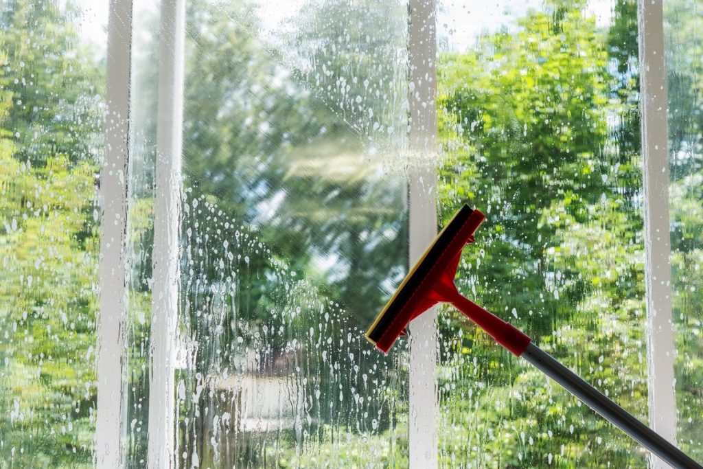 Ste unavení zo špinavých okien napriek všetkým vašim snahám? 3 chyby pri upratovaní, ktorých sa treba zbaviť už dnes