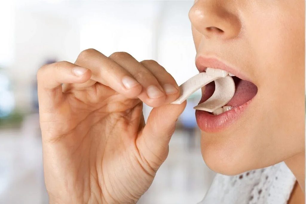 Už sme vedeli, že žuvačka nie je úplne zdravá. Teraz veda potvrdzuje, že môže byť najškodlivejším produktom, ktorý konzumujeme