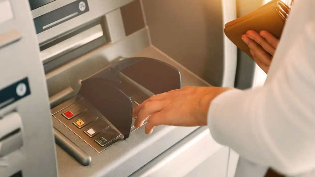 Bankomat nevydal hotovosť, ale peniaze z účtu zmizli. Čo robiť?