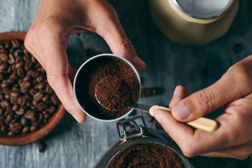 Barista: „Pridaním kvapky horúcej vody do kávovaru sa zabráni tepelnému šoku a pripáleniu kávy.“