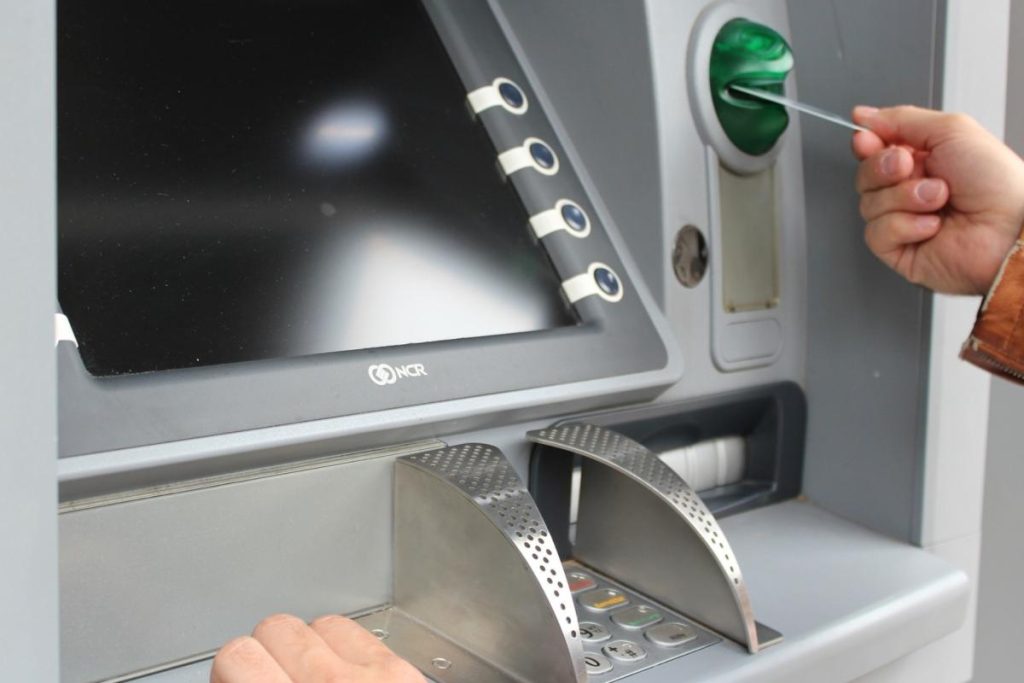 Zadajte reverzný PIN kód do bankomatu. Vysvetlíme vám, čo sa stane