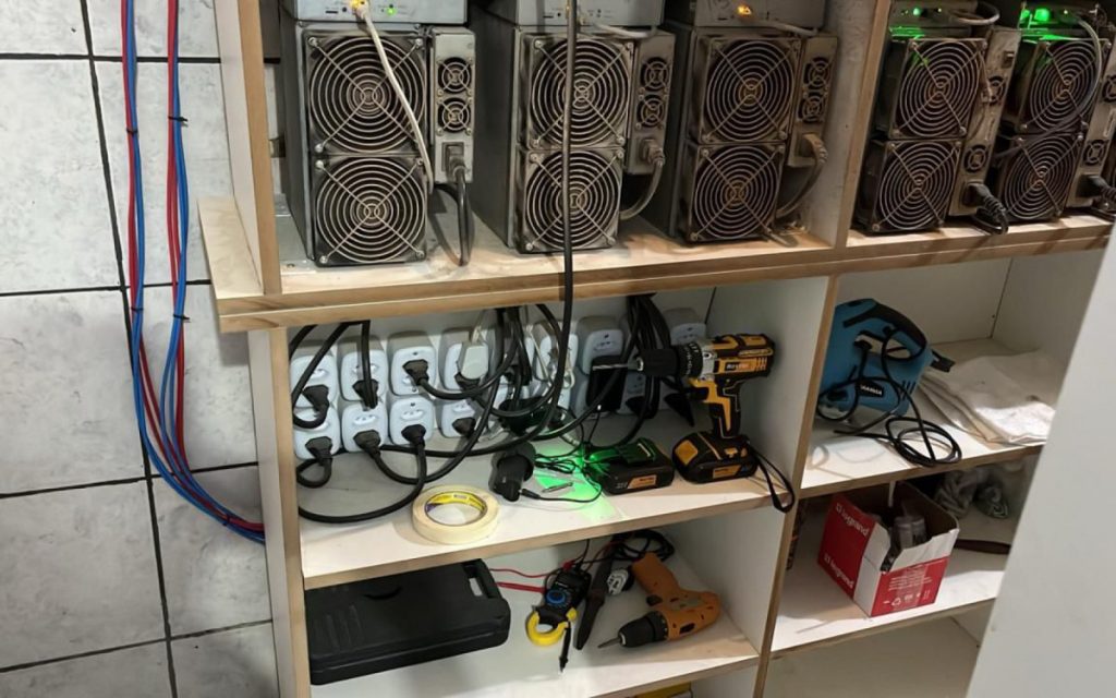 Muž zatknutý za krádež elektrickej energie v dome používanom na ťažbu kryptomien