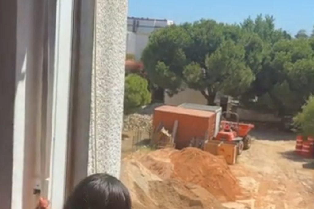 Turisti si prenajali apartmán s „výhľadom na more“, ale zistili, že tam prebieha výstavba