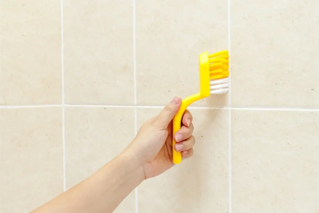 Profesionálny postup na bielenie stmavnutých škár medzi dlaždicami... bez nutnosti prerábania celej podlahy!