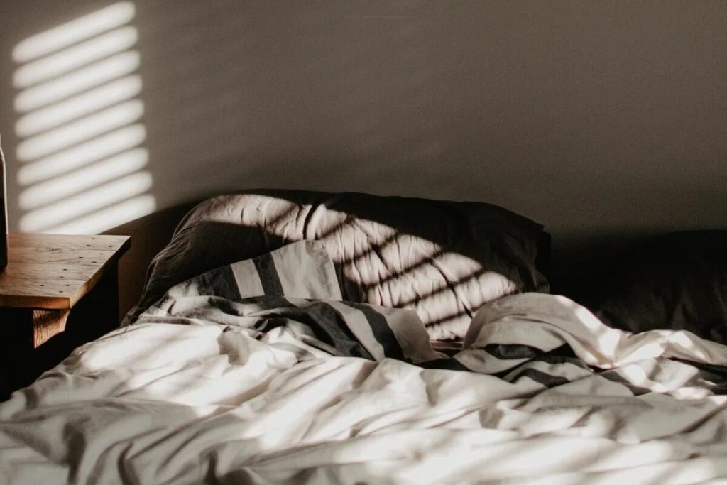 Ak si ráno neupravené posteľ, psychológia hovorí, že máte týchto 7 spoločných čŕt
