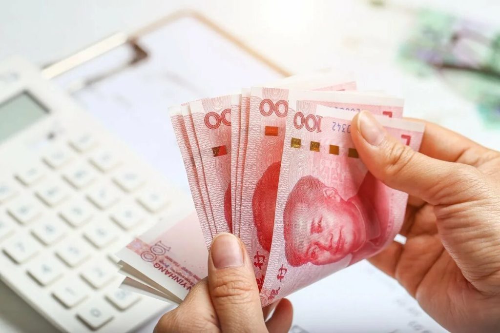 Dolár zaťažuje rozvojové krajiny. Čoraz častejšie splácajú svoje dlhy v jüanoch a frankoch