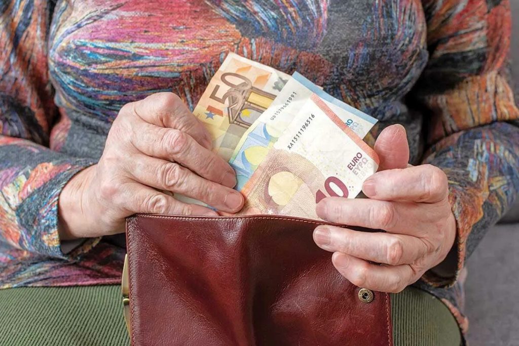 Koľko dôchodcov dostáva dôchodok vyšší ako 3000 eur?