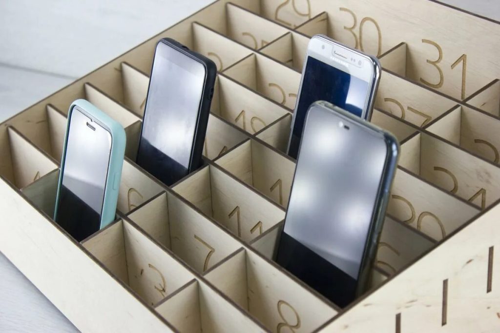 Zákaz používania mobilných telefónov výrazne zlepšuje výsledky študentov