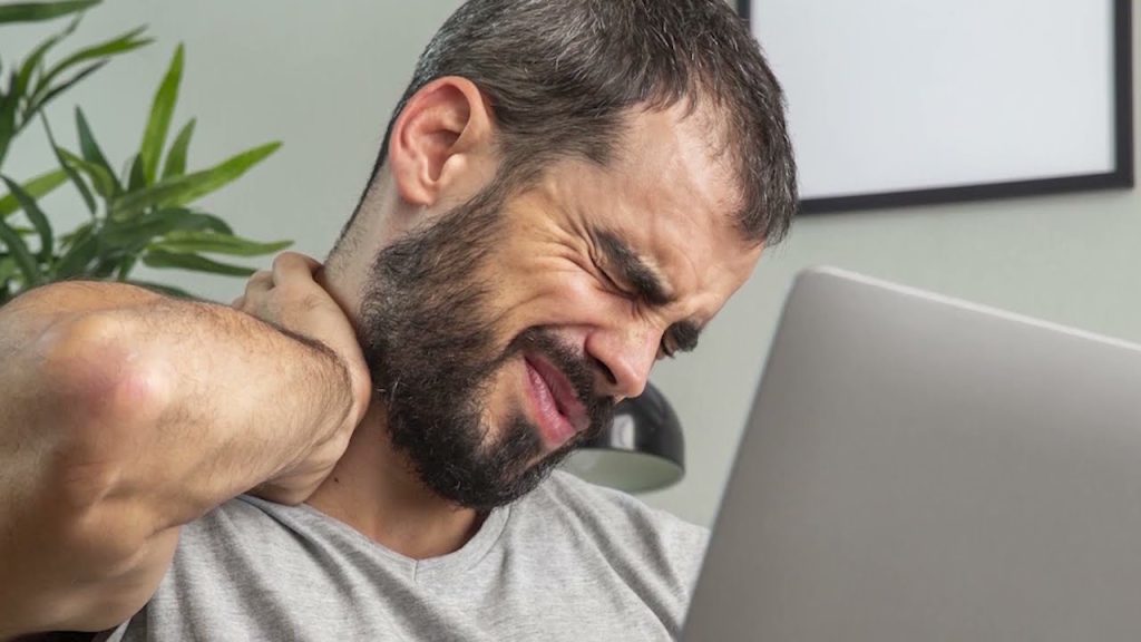 Sedieť rovno nie je jediná možnosť: ďalšie 3 tipy na udržanie správneho držania tela