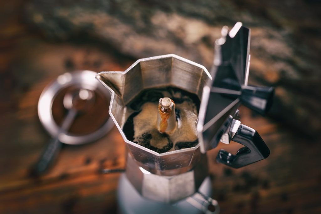 Barista: „Pridaním kvapky horúcej vody do kávovaru sa zabráni tepelnému šoku a pripáleniu kávy.“